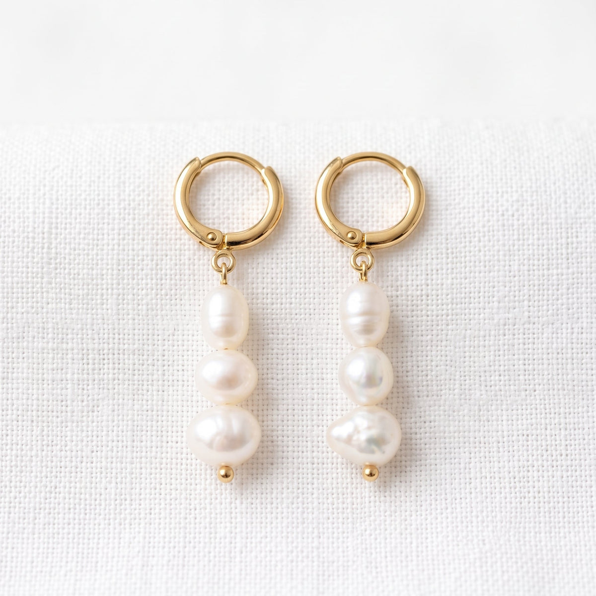 Argollas Alba | Aros Largos con 3 Perlas de Río Naturales Baño Oro 18K