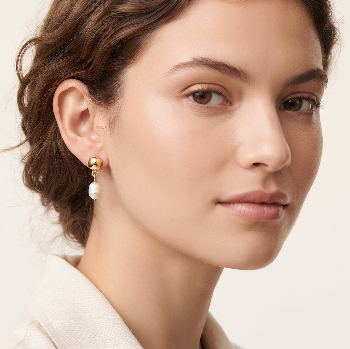 Aros Sienna | Aros Colgantes con Perla de Río Natural y Base Redonda Baño Oro 18K