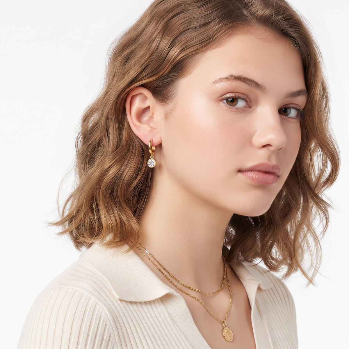 Argollas Punto de Luz | Argollas Baño Oro 18K con Micro Circones y Colgante Punto de Luz Blanco