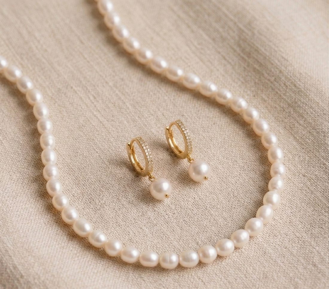 Set de collar de perlas de río y argollas con circones, joyas armadas a mano por Mare Rosato