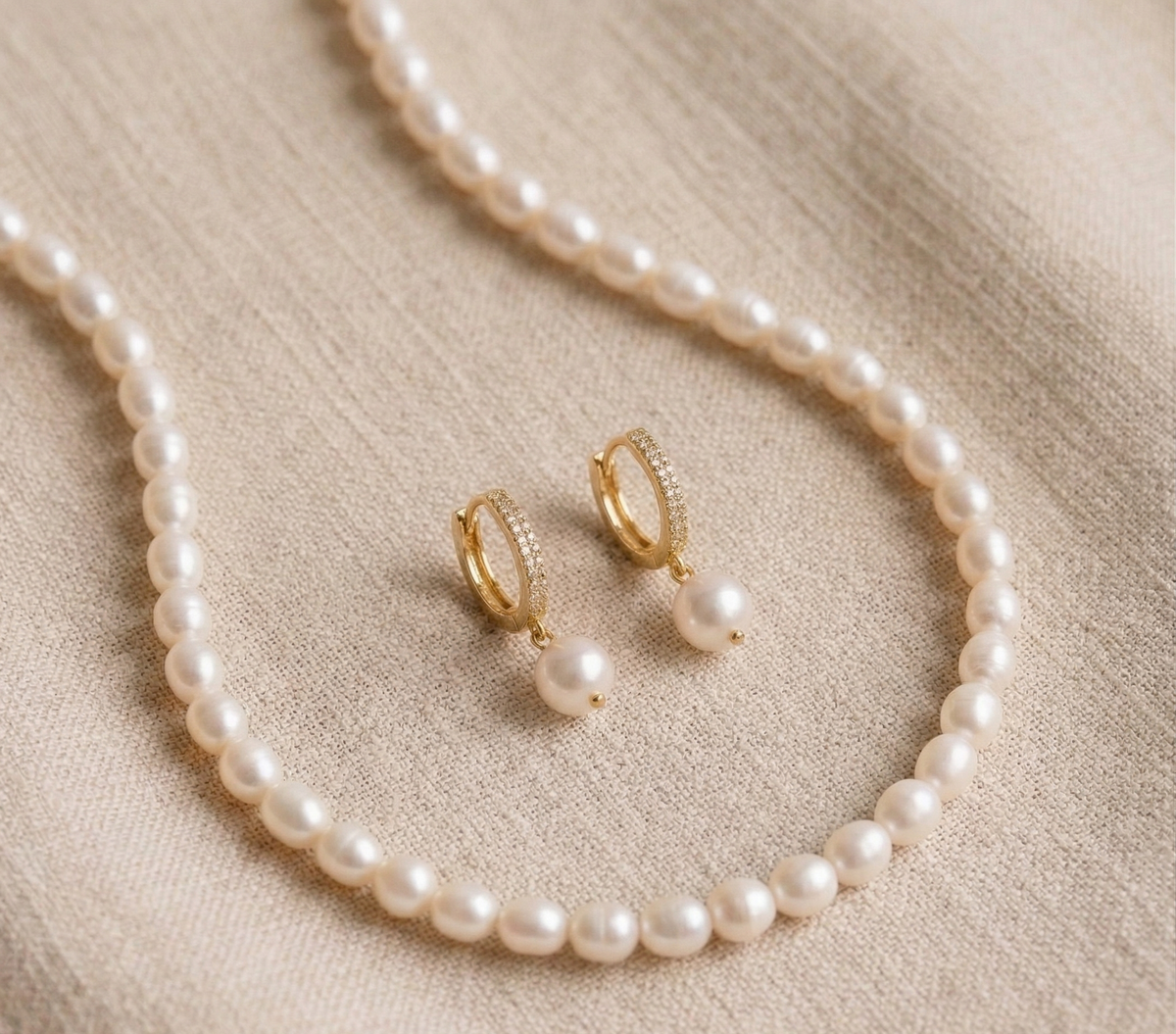 Set de collar de perlas de río y argollas con circones, joyas armadas a mano por Mare Rosato
