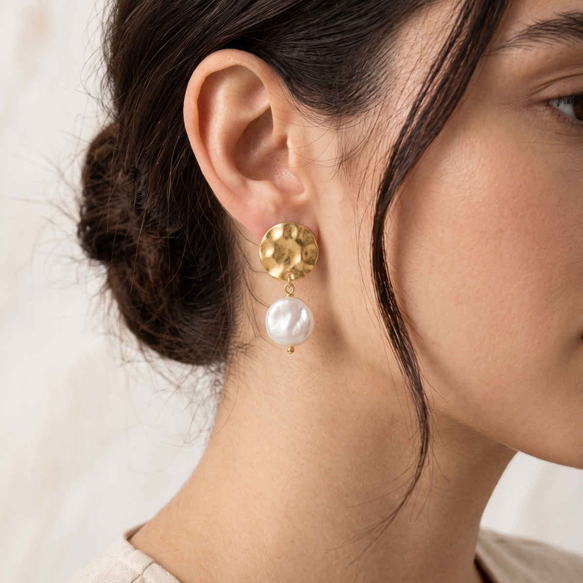 Aros Marfil | Aros Colgantes Baño Oro 18K con Perla Barroca Plana Blanca