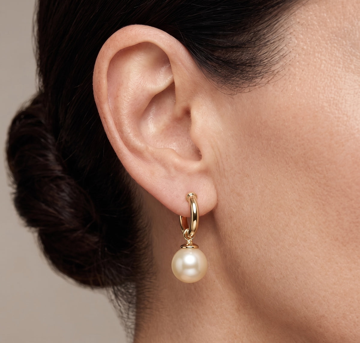 Aros Clásicos Semi Argollas Perlas 10mm de Mallorca | Enchapado en oro 18K | Empaque Premium