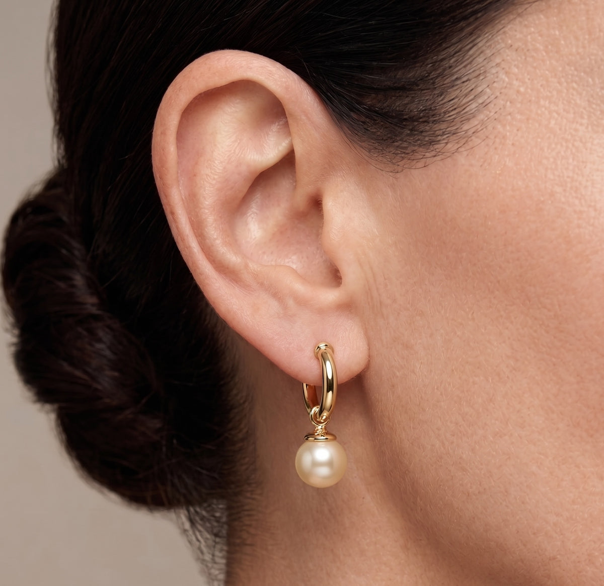 Aros Clásicos Semi Argollas Perlas 8mm de Mallorca | Enchapado en oro 18K | Empaque Premium