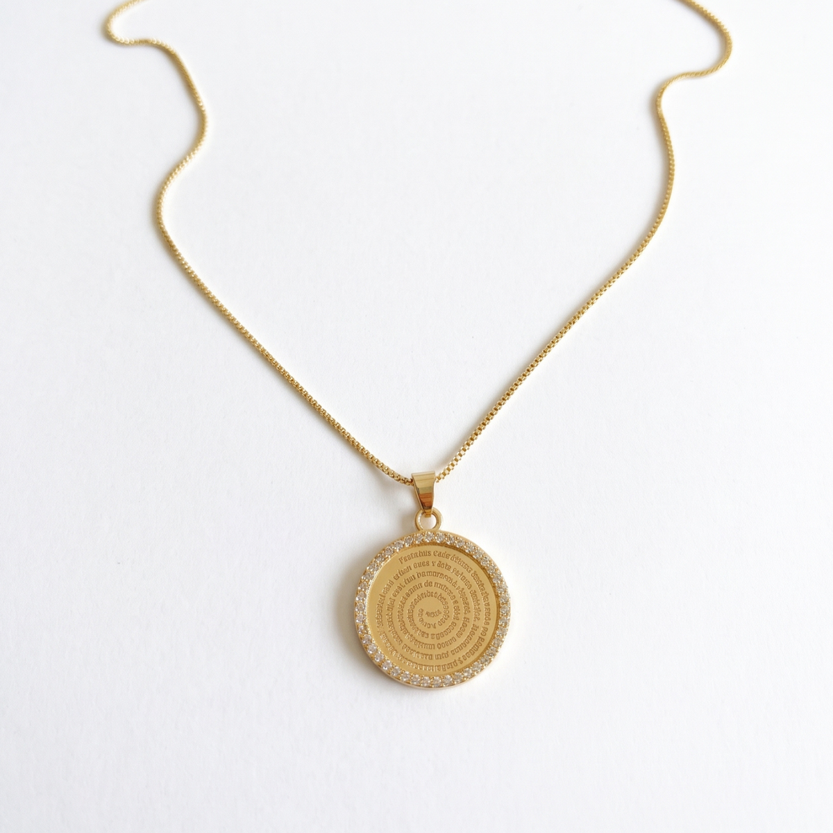Collar Padre Nuestro | Medalla Baño de Oro 18K con Oración Grabada y Micro Circones Blancos, Cadena Ajustable 45 cm