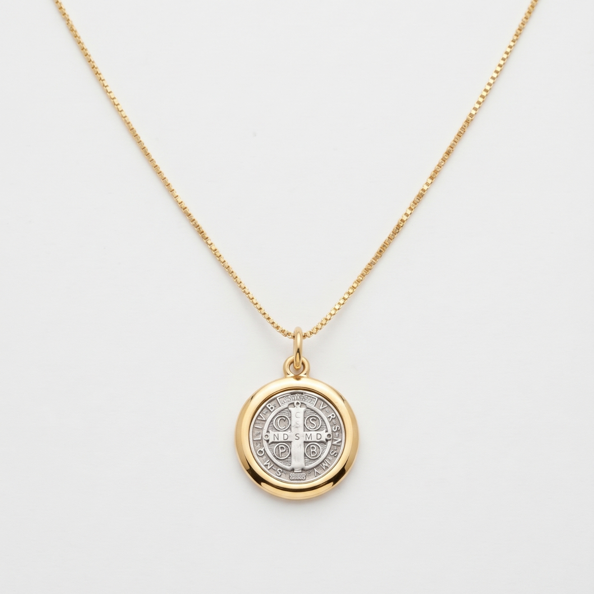 Collar San Benito | Medalla Baño de Oro 18K con Cruz de San Benito, Cadena Ajustable 45 cm