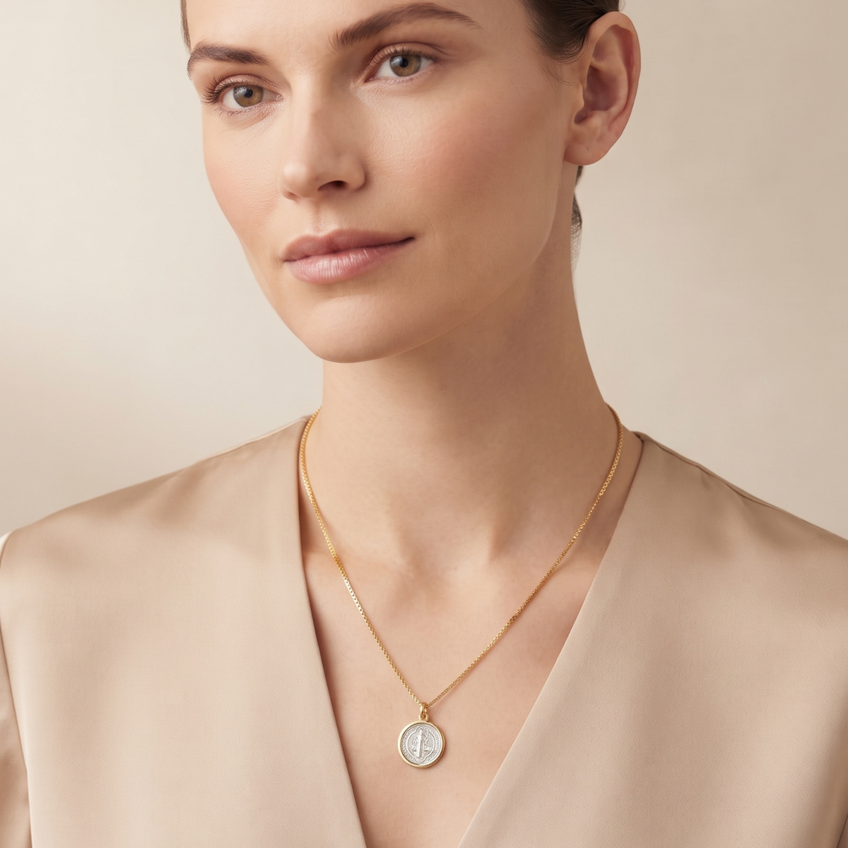 Collar San Benito | Medalla Baño de Oro 18K con Cruz de San Benito, Cadena Ajustable 45 cm