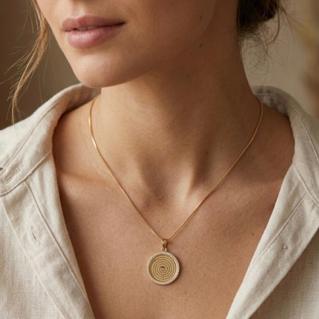 Collar Padre Nuestro | Medalla Baño de Oro 18K con Oración Grabada y Micro Circones Blancos, Cadena Ajustable 45 cm