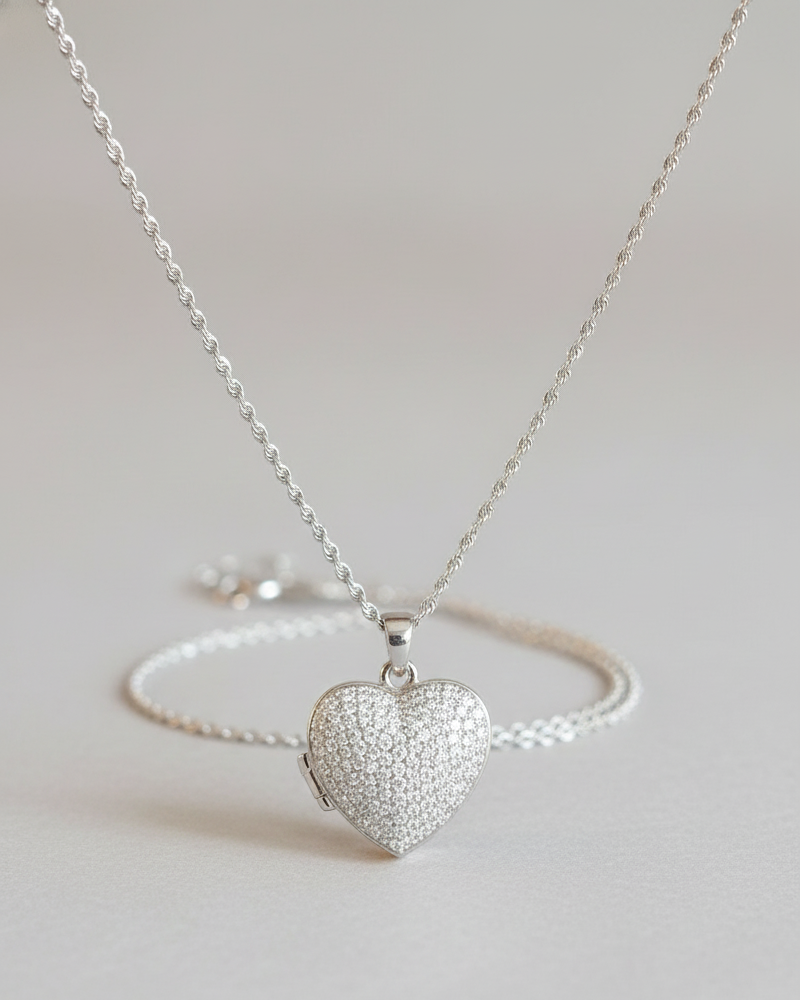 Relicario Corazón con Microcircones – Elegancia que Guarda Recuerdos