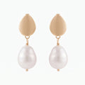 Aros Amalia | Aros Colgantes con Perla de Río Natural y Base de Gota Baño Oro 18K