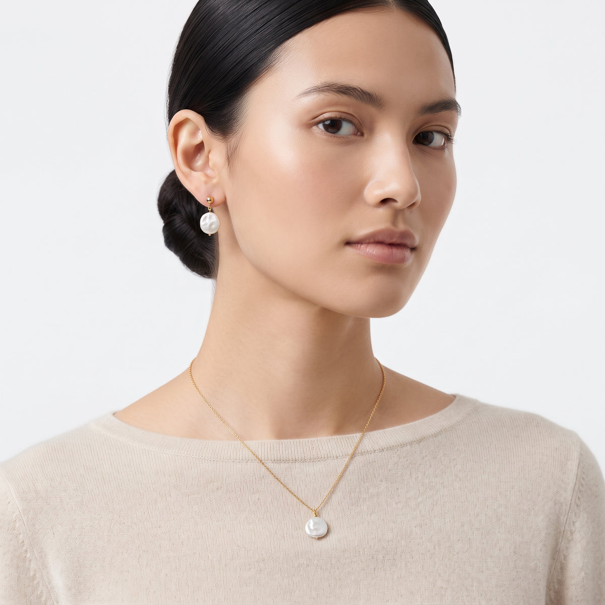 Collar Clásicos Perla Blanca Barroca Plana Natural | Bañado en Oro 18K