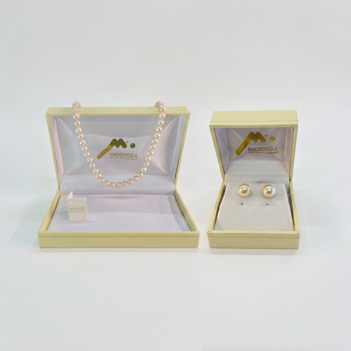 Set de Perlas Clásicos Aros 8mm y Collar 45cm Enchapado en oro 18K - Empaque Premium