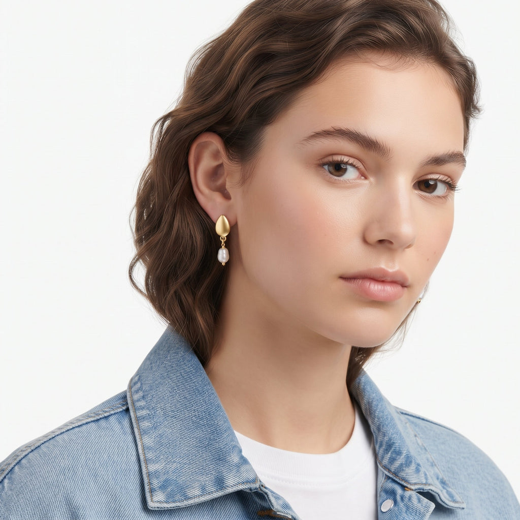 Aros Amalia | Aros Colgantes con Perla de Río Natural y Base de Gota Baño Oro 18K