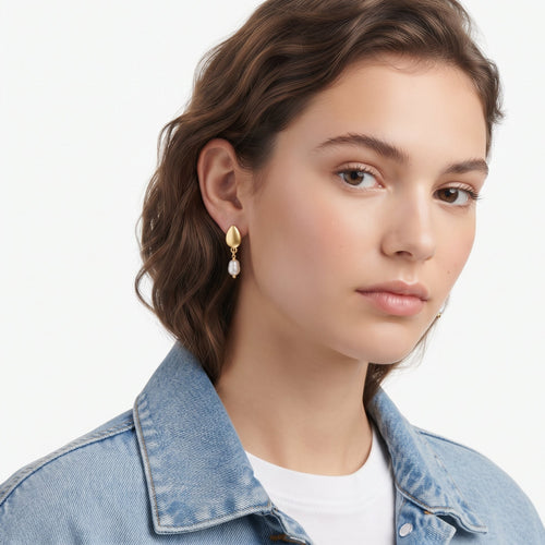 Aros Amalia | Aros Colgantes con Perla de Río Natural y Base de Gota Baño Oro 18K