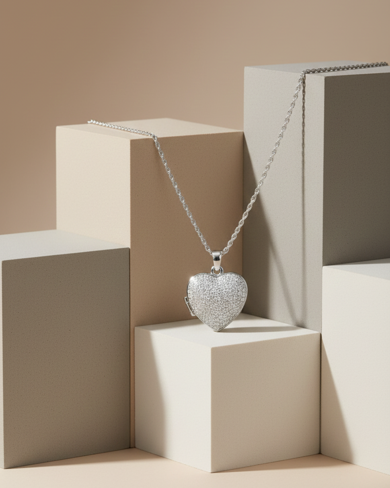 Relicario Corazón con Microcircones – Elegancia que Guarda Recuerdos