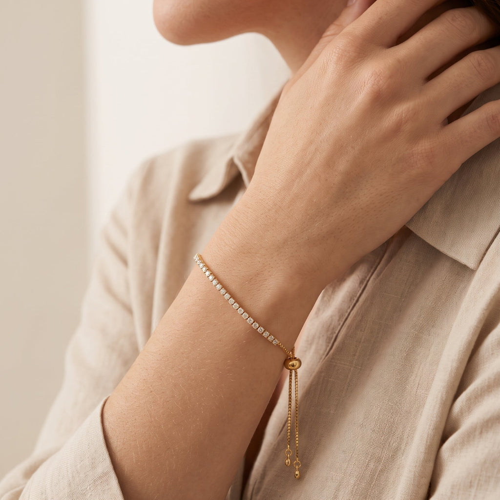Pulsera dorada con micro circones blancos, joyería Mare Rosato