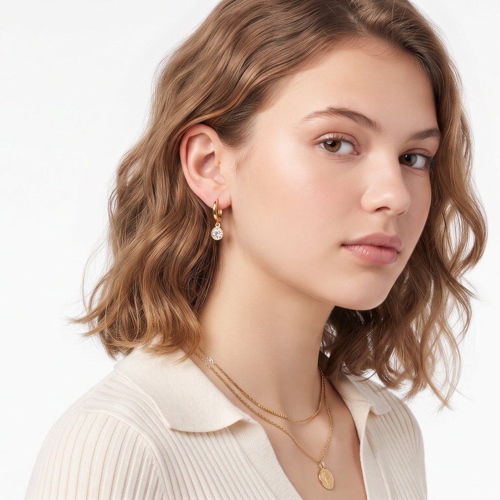 Argollas Punto de Luz | Argollas Baño Oro 18K con Micro Circones y Colgante Punto de Luz Blanco