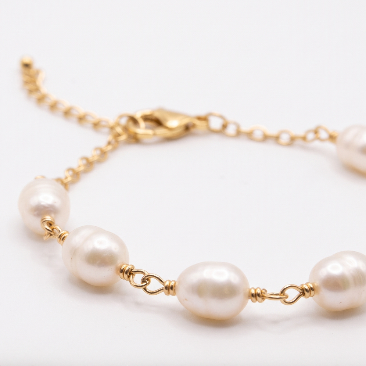 Pulsera Olivia | Pulsera de Perlas de Río Naturales Torcidas Baño Oro 18K con Cadena Extensora