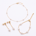 Set Olivia Trío | Collar Torcido de Perlas de Río 50 cm, Aros Largos Olivia y Pulsera Olivia 19 cm Baño Oro 18K