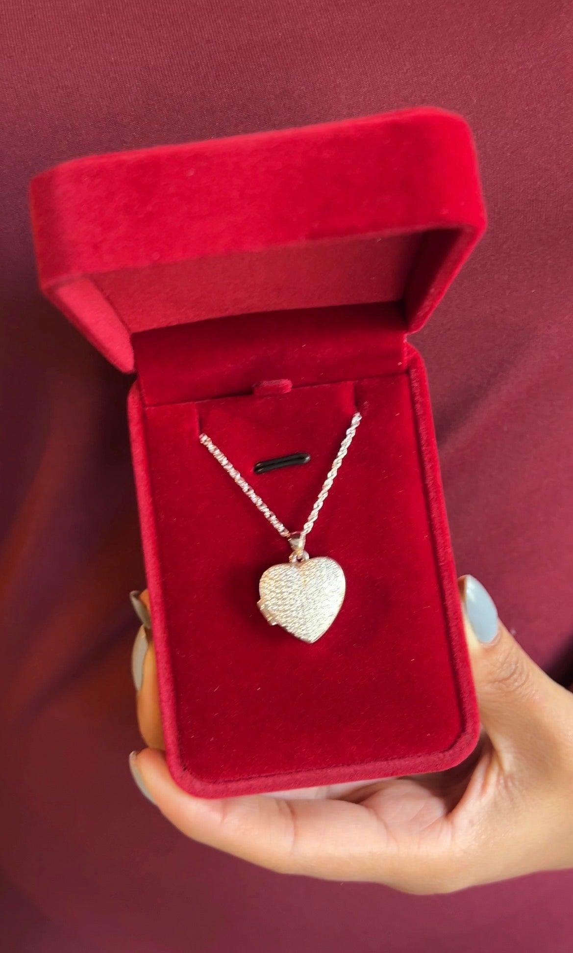 Relicario Corazón con Microcircones – Elegancia que Guarda Recuerdos